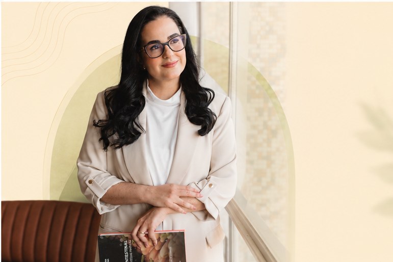 Gabi França de óculos, nutricionista especialista em saúde da mulher